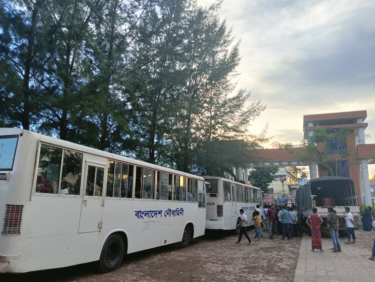 আন্দোলনরত ববি শিক্ষার্থীদের গায়ে নৌবাহিনীর হাত, ক্ষমা চেয়ে ক্যাম্পাস ত্যাগ